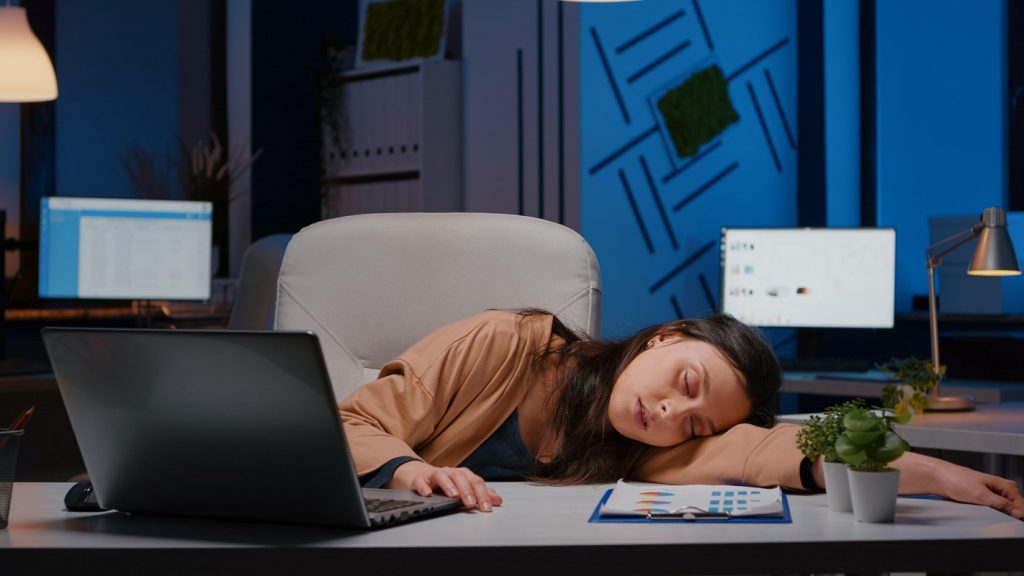 Epuizarea parentală afectează profund familiile din România Un studiu recent arată că un număr alarmant de părinți se confruntă cu epuizare cronică, ceea ce are un impact negativ asupra relațiilor de familie și a dezvoltării emoționale a copiilor