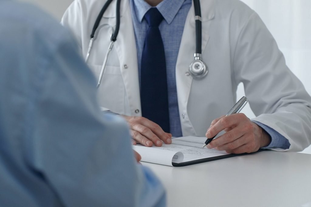 Concediul medical de la medicul de familie: Câte zile poți primi și cum se acordă Începând cu anul 2026, accesul la concediul medical prin medicul de familie va fi reglementat printr-un sistem structurat, cu limite clare și proceduri specifice