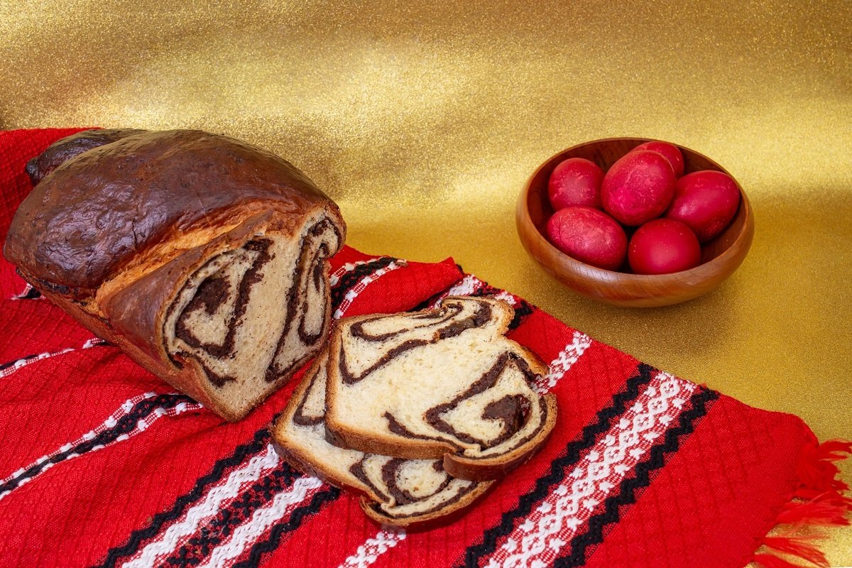 Cozonacii din Auchan: O analiză detaliată a ingredientelor și a valorii nutriționale Cozonacii comercializați de Auchan, atractivi din punct de vedere al prețului, ascund în compoziția lor o serie de ingrediente procesate, aditivi alimentari și alergeni