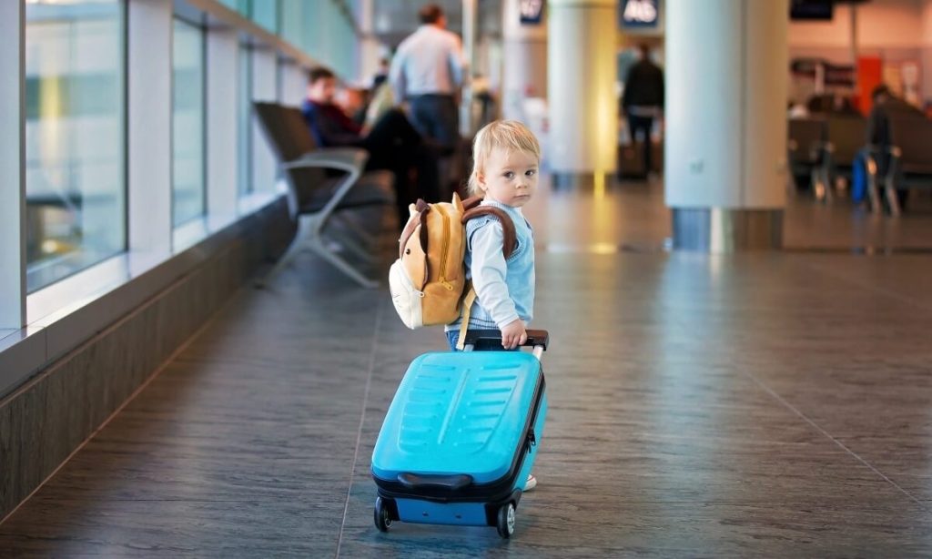 Pașaportul, obligatoriu pentru copiii care călătoresc în afara țării Pregătirea unei călătorii în străinătate alături de copii implică o serie de formalități, iar documentele de călătorie sunt esențiale