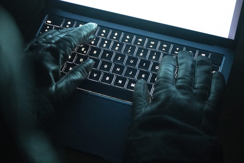 Atacurile cibernetice „invizibile”: date criptate, sparte de computere cuantice O nouă amenințare cibernetică planează asupra organizațiilor: furtul de date criptate, cu scopul de a le decripta mai târziu, când puterea calculatoarelor cuantice va permite spargerea algoritmilor de securitate actuali