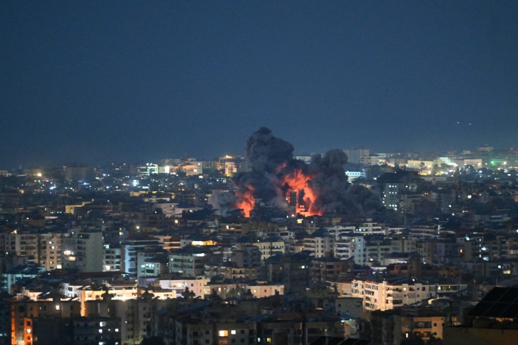 România activează mecanismul european de protecție civilă pentru a repatria cetățeni din Orientul Mijlociu România a activat mecanismul european de protecție civilă, o măsură care va facilita repatrierea cetățenilor români și a altor cetățeni europeni aflați în Orientul Mijlociu