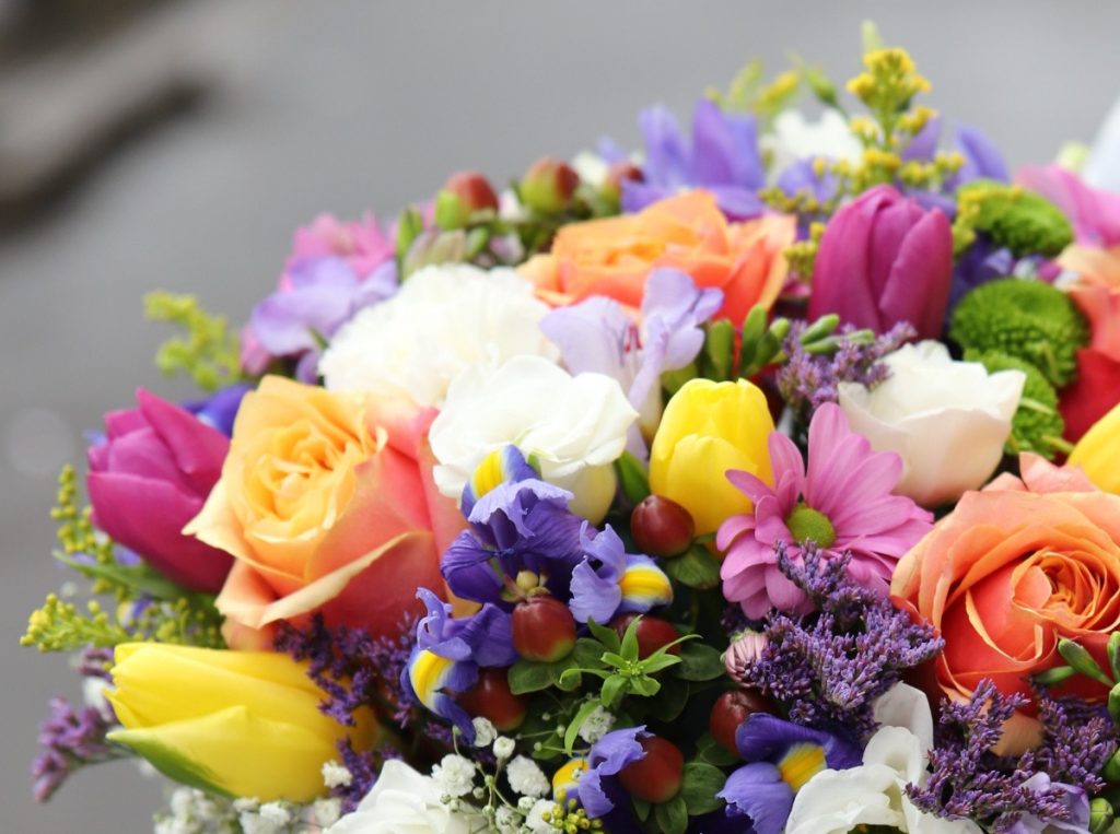 Ce flori aleg bărbații de 8 Martie și ce transmit acestea Ziua de 8 Martie este un prilej pentru bărbați de a-și exprima sentimentele prin oferirea de flori