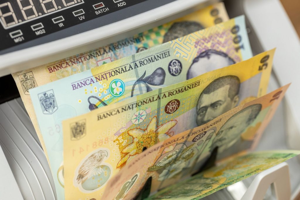 Creșterea prețului petrolului amenință leul: Inflația ar putea crește Tensiunile geopolitice din Orientul Mijlociu și creșterea prețului petrolului au consecințe directe asupra economiei românești, cu potențialul de a alimenta inflația și de a afecta puterea de cumpărare a cetățenilor