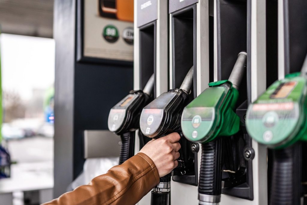Guvernul analizează soluții după scumpirea carburanților