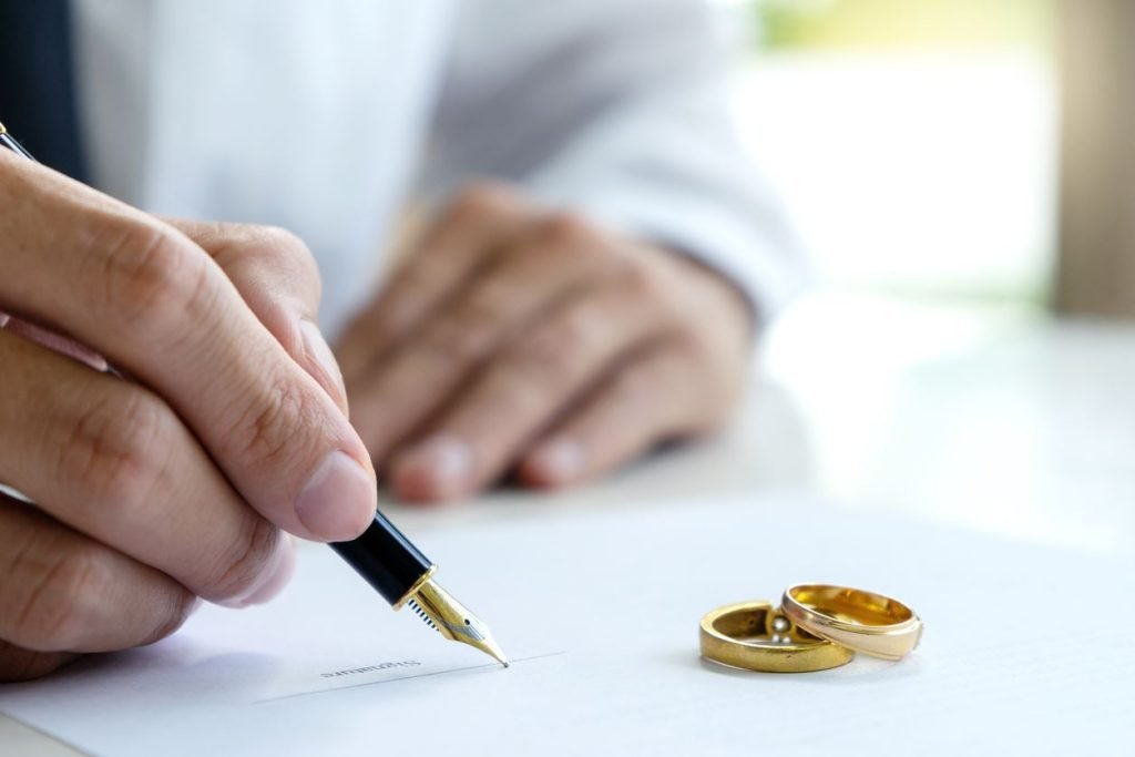 Contractul prenupțial: Cum stabilești regulile financiare înainte de căsătorie Un contract prenupțial, încheiat în fața notarului, poate fi un instrument util pentru viitorii soți care doresc să clarifice din start modul în care vor gestiona bunurile și finanțele în timpul căsătoriei și în eventualitatea unui divorț