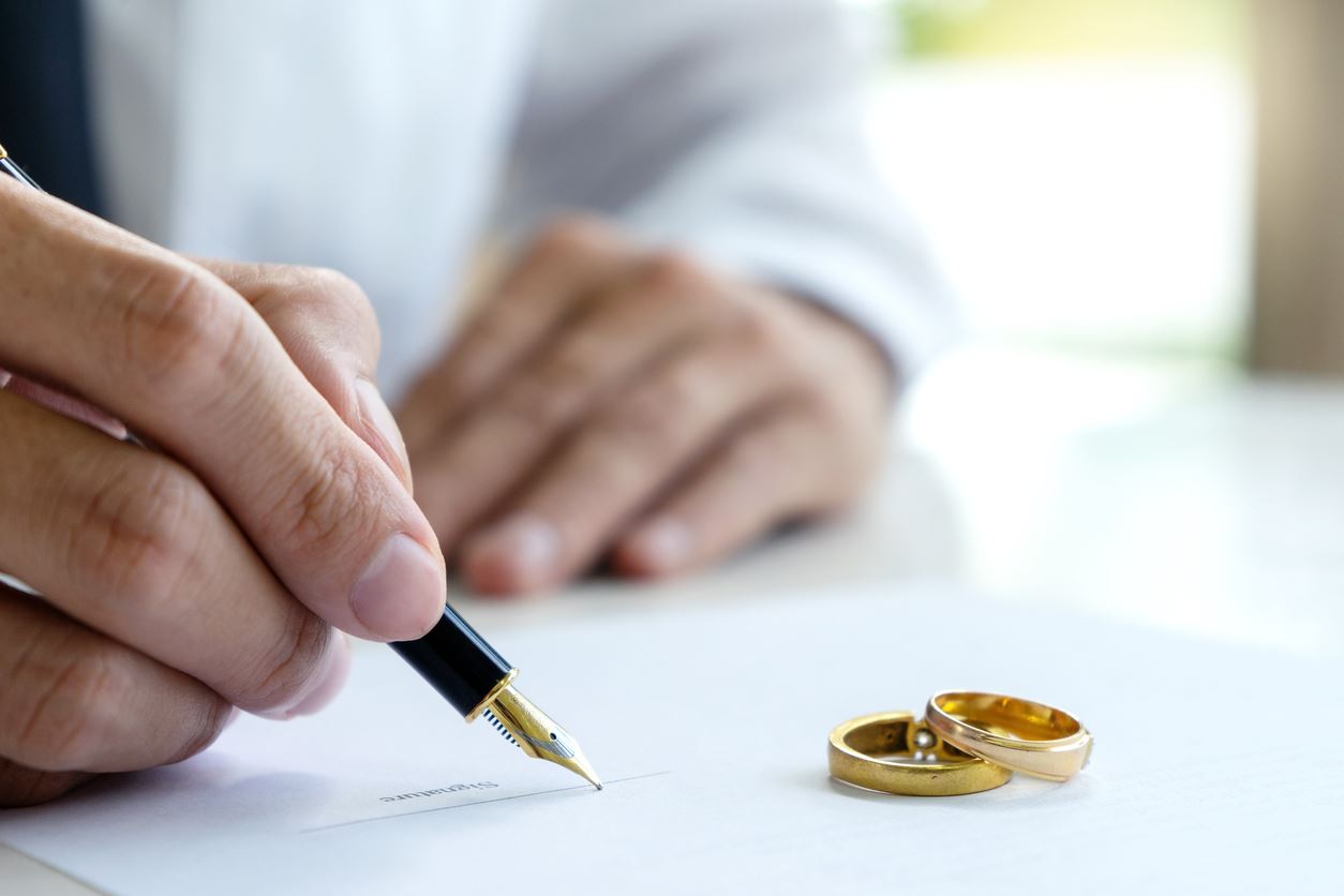 Contractul prenupțial: Cum stabilești regulile financiare înainte de căsătorie Un contract prenupțial, încheiat în fața notarului, poate fi un instrument util pentru viitorii soți care doresc să clarifice din start modul în care vor gestiona bunurile și finanțele în timpul căsătoriei și în eventualitatea unui divorț