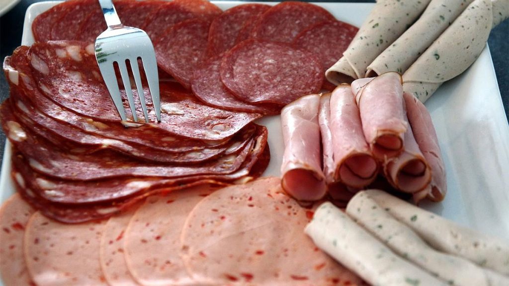 Parizerul, un „dușman” al sănătății: Avertismentul unui medic Produsul alimentar preferat de mulți români, parizerul, este descris de specialiști ca fiind unul dintre cele mai nocive alimente, din cauza compoziției sale