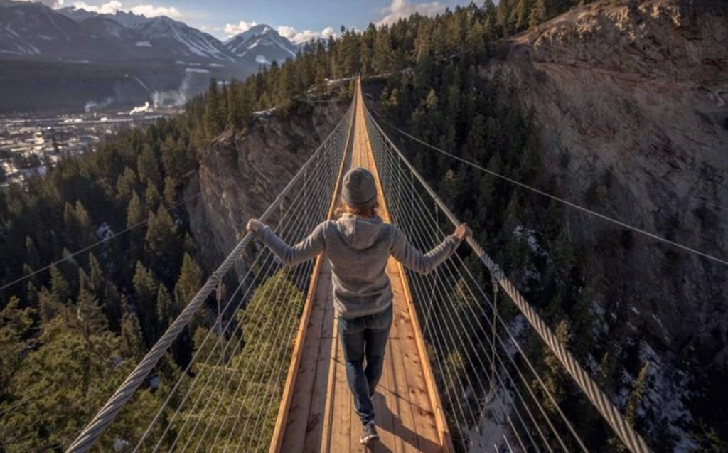 Un pod suspendat impresionant va fi construit în România, cu scopul de a revitaliza o comună din Bistrița-Năsăud Un proiect ambițios de infrastructură turistică este pe cale să devină realitate în județul Bistrița-Năsăud
