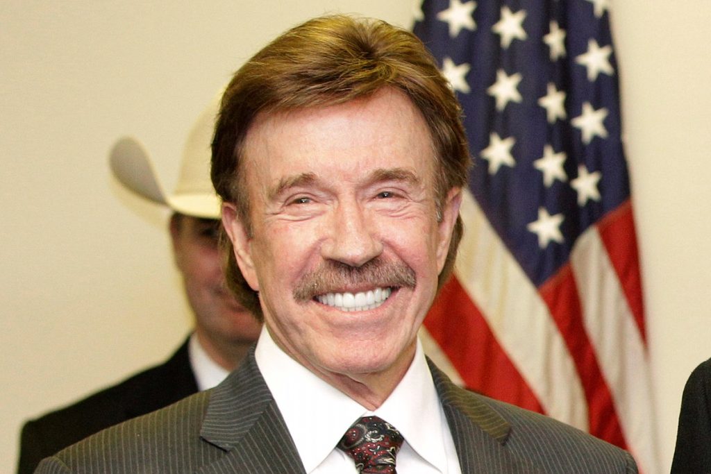 Mitul Chuck Norris: Cum glumele cu „eroul” de la Hollywood au cucerit lumea Actorul și expertul în arte marțiale Chuck Norris, cunoscut pentru rolurile sale în filmele de acțiune, a părăsit scena vieții la vârsta de 86 de ani, pe 19 martie 2026