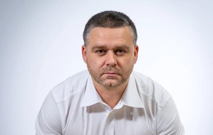 George Simion, cel mai cunoscut politician din România, conform unui sondaj INSCOP Un sondaj realizat de INSCOP în perioada 2-6 martie 2024 plasează liderul AUR, George Simion, pe primul loc în topul notorietății și al încrederii în rândul personalităților politice din România