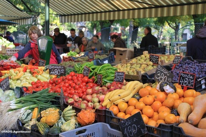 Coaliția prelungește plafonarea adaosului comercial la alimentele de bază Coaliția de guvernare a decis prelungirea măsurii de plafonare a adaosului comercial la alimentele de bază cu încă trei luni