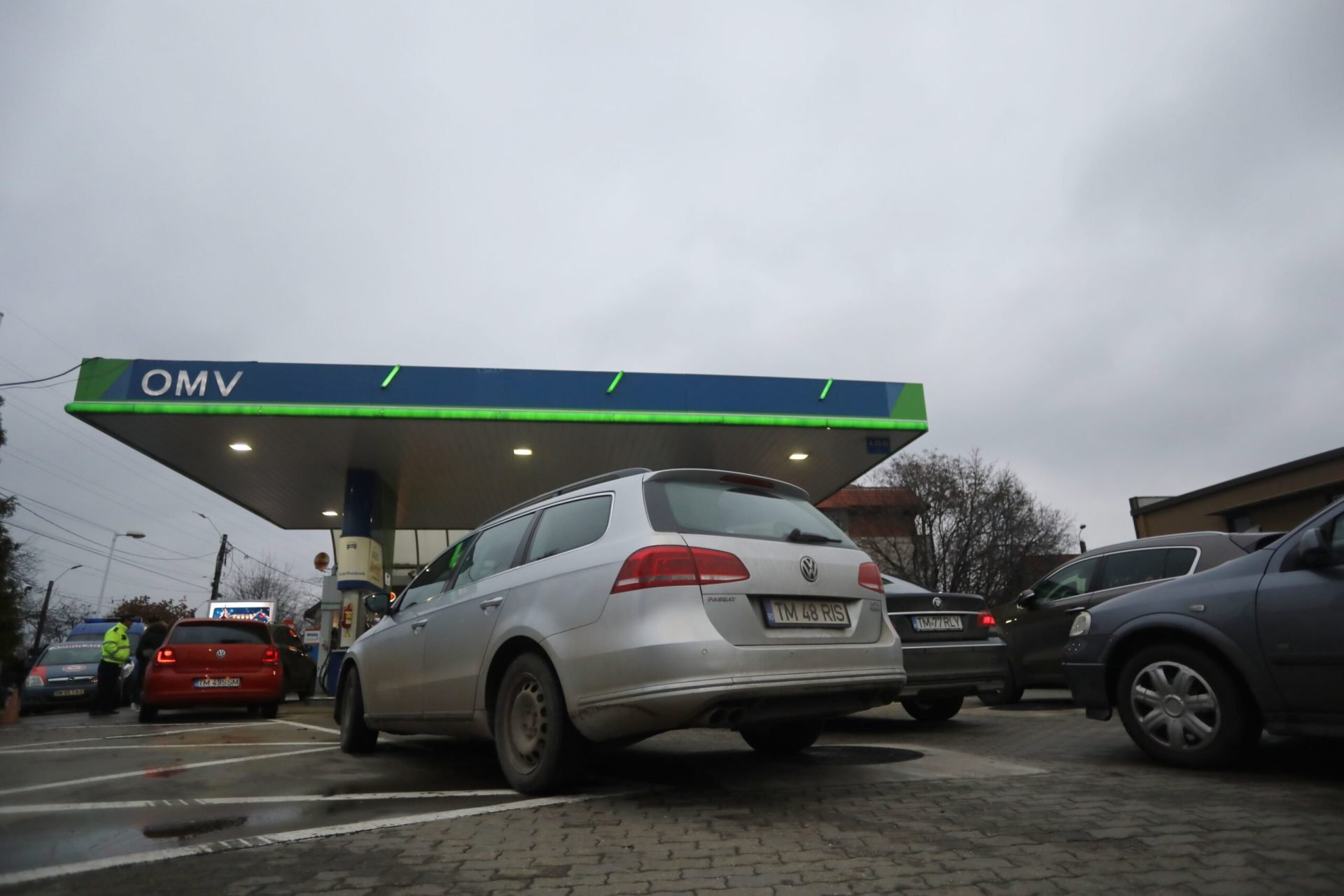 Guvernul vrea să protejeze transportatorii și agricultorii de prețurile mari la carburanți Ministrul Energiei, Bogdan Ivan, a anunțat că măsurile pentru protejarea transportatorilor și agricultorilor în fața prețurilor mari la carburanți vor avea un impact bugetar de aproximativ 1,2 miliarde de lei