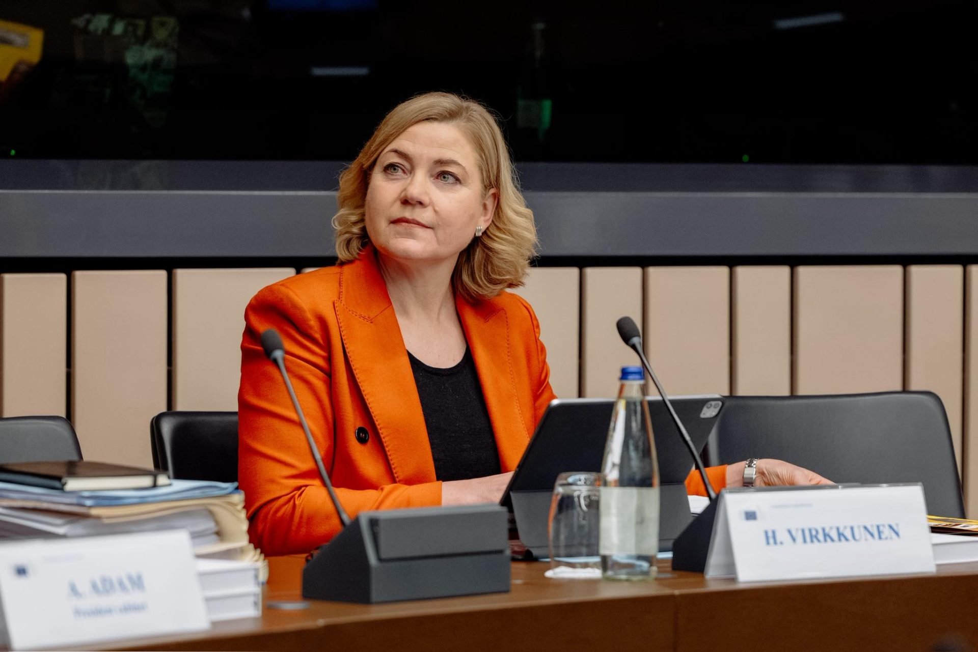 Uniunea Europeană, îngrijorată de dependența digitală și riscurile asociate pentru securitate Lille, Franța – Uniunea Europeană se confruntă cu o analiză aprofundată a dependențelor digitale, preocupată de felul în care statele membre utilizează tehnologiile companiilor străine