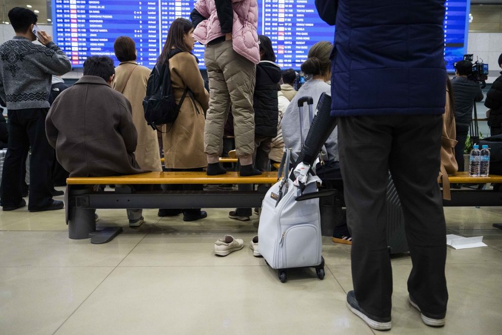 Zbor întârziat cu ore bune, pasagerii refuză voucherul și cer despăgubiri Un zbor cu mai multe amânări și schimbări ale aeronavei a dus la sosirea pasagerilor la destinație cu mult peste ora programată