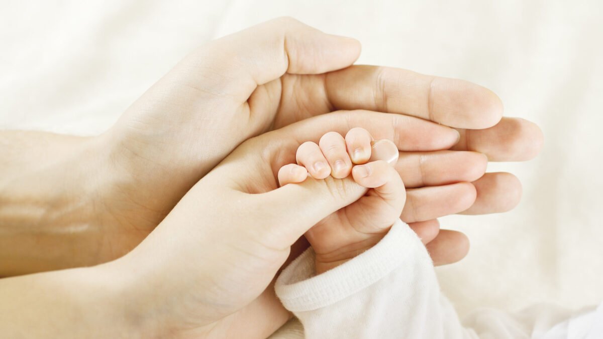 Comuna în care nu s-a născut niciun copil în ultimii doi ani: România se confruntă cu o criză demografică gravă Comuna Săcelu, situată în județul Vâlcea, ilustrează dramatic criza demografică cu care se confruntă România