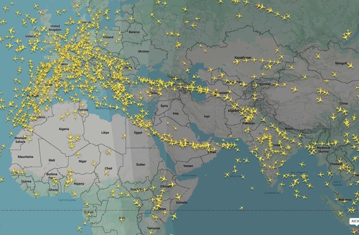 Flightradar24: Cum o platformă online a schimbat modul în care urmărim crizele globale Platforma Flightradar24 a evoluat de la un simplu site web pentru pasionații de aviație la un instrument crucial pentru a înțelege evenimentele globale, oferind o perspectivă unică asupra modului în care crizele afectează transportul aerian