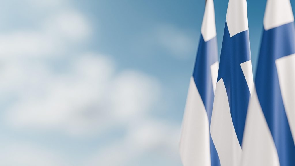 Finlanda, lecții de apărare: Cum a construit o fortăreață în Europa După decenii de neutralitate, Finlanda a aderat recent la NATO, aducând cu sine un model unic de apărare