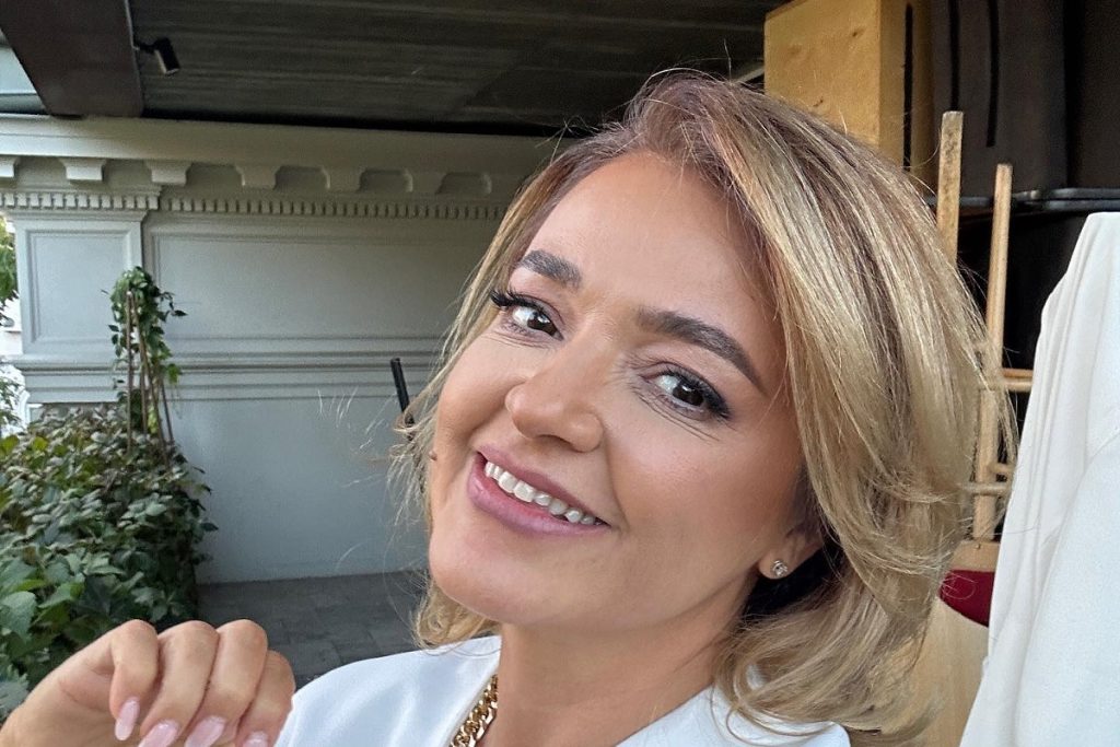 Cristina Bâtlan își prezintă casa amenajată în stil japonez, un spațiu dedicat echilibrului și simplității Cristina Bâtlan, cunoscută pentru participarea la emisiunea „Imperiul Leilor”, a dezvăluit publicului modul în care și-a amenajat locuința