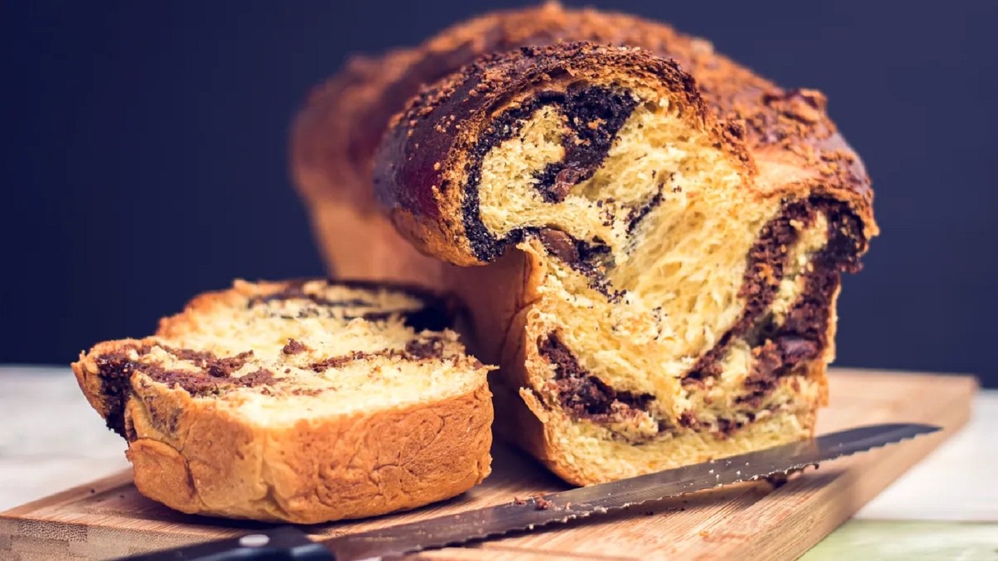 Cât costă un cozonac: De la ingrediente la prețul final Un cozonac delicios, simbol al sărbătorilor, ascunde în spatele aromei sale un calcul precis al costurilor