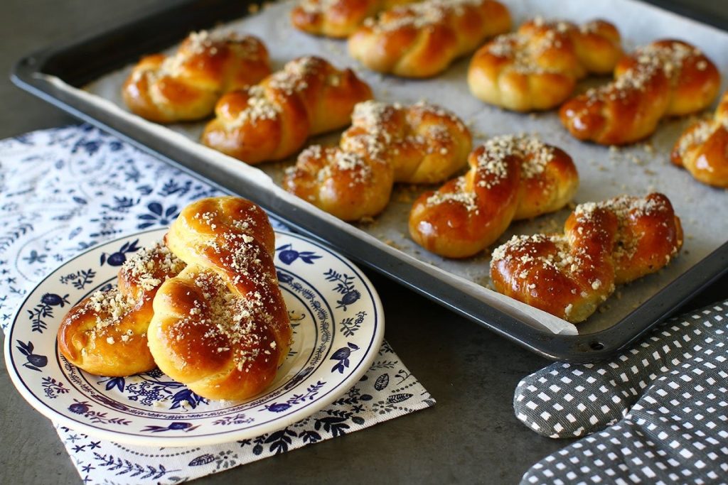 Cum să prepari mucenici însiropați perfect: Proporțiile cheie pentru un desert gustos Mucenicii, simbol al tradițiilor românești și nelipsiți de pe mesele de 9 martie, reprezintă un deliciu culinar, însă prepararea lor perfectă depinde de atenția la detalii