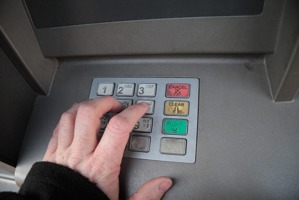 Atenție la bancomat: Cum fură hoții PIN-ul cu „firul invizibil” Infractorii folosesc o metodă simplă, dar eficientă, pentru a accesa conturile bancare ale utilizatorilor de bancomate