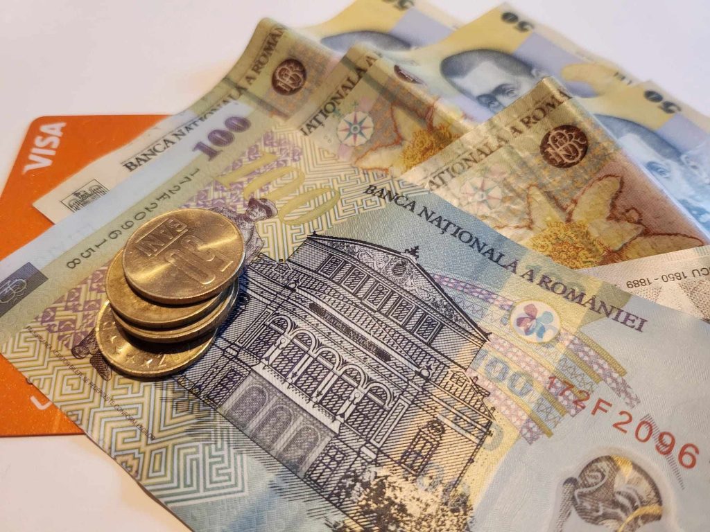 Bancnote false, folosite pentru a cumpăra bunuri scumpe: Poliția avertizează O investigație amplă a scos la iveală o rețea care folosea bancnote contrafăcute pentru a achiziționa bunuri scumpe de pe platforme online