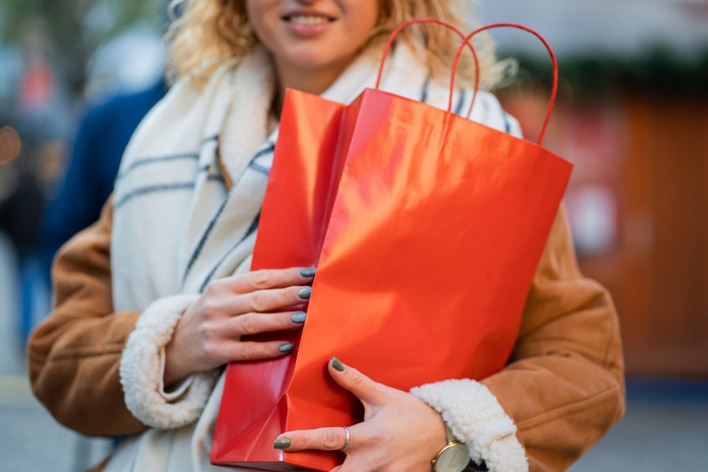 Cum să economisești bani la cumpărături: Sfaturi practice pentru un coș mai ușor Cumpărăturile la supermarket pot reprezenta o cheltuială importantă în bugetul lunar al unei familii