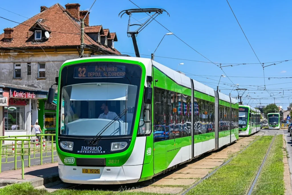 Reabilitarea liniei de tramvai 32 din București: Gazonul, cauza problemelor și soluțiile autorităților Linia de tramvai 32 din București, a doua cea mai aglomerată din Capitală, va intra în reabilitare, după ce montarea gazonului pe calea de rulare a dus la degradarea rapidă a infrastructurii