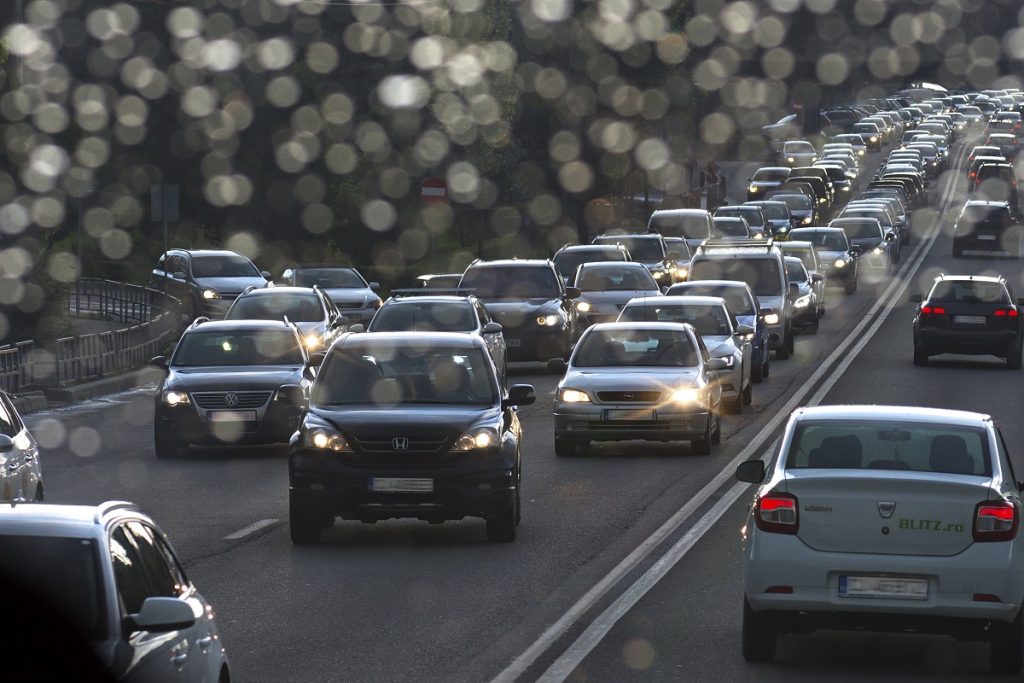 Verificarea rovinietei, o necesitate pentru șoferi: Cum și de ce Aproximativ 1.000 de lei este amenda maximă pe care o pot primi șoferii de autoturisme care sunt opriți de agenții de la Rutieră sau identificați prin camerele video fără rovinietă valabilă