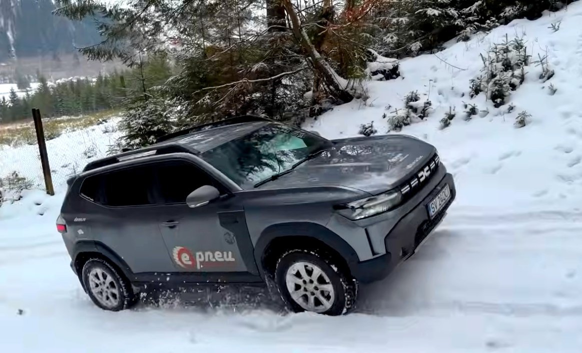 Dacia Duster, testată pe zăpadă alături de modele japoneze de offroad Un Dacia Duster 4×4 a fost supus unui test pe un traseu montan acoperit de zăpadă, confruntându-se cu trei modele japoneze recunoscute pentru performanțele lor offroad: Suzuki Vitara, Mitsubishi Pajero Junior și Toyota Land Cruiser