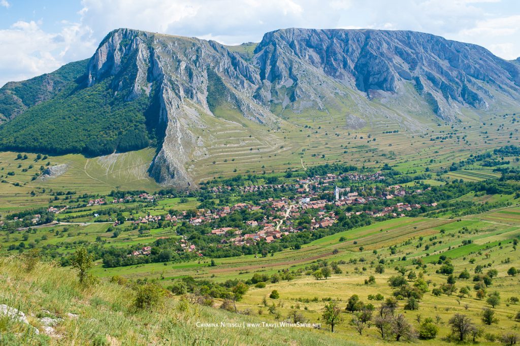 Motociclist maghiar găsit mort pe un traseu montan din Apuseni Un bărbat în vârstă de 38 de ani, cetățean maghiar, a fost găsit decedat joi seară pe un traseu montan din Masivul Piatra Secuiului, în zona Grota Studentului, comuna Rimetea, județul Alba