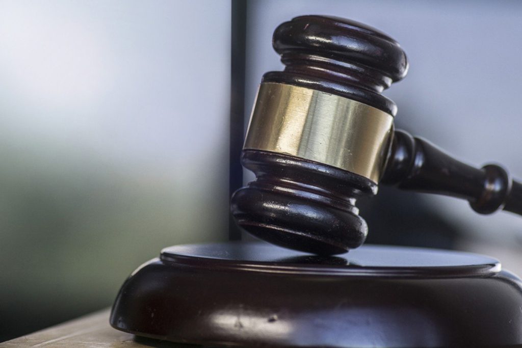 Moștenire fără acte: Cum gestionează legea proprietățile cu chitanțe de mână O problemă frecventă în cazul succesiunilor apare atunci când o proprietate nu este înregistrată cu acte legale corespunzătoare, cum ar fi un contract de vânzare-cumpărare autentificat la notar