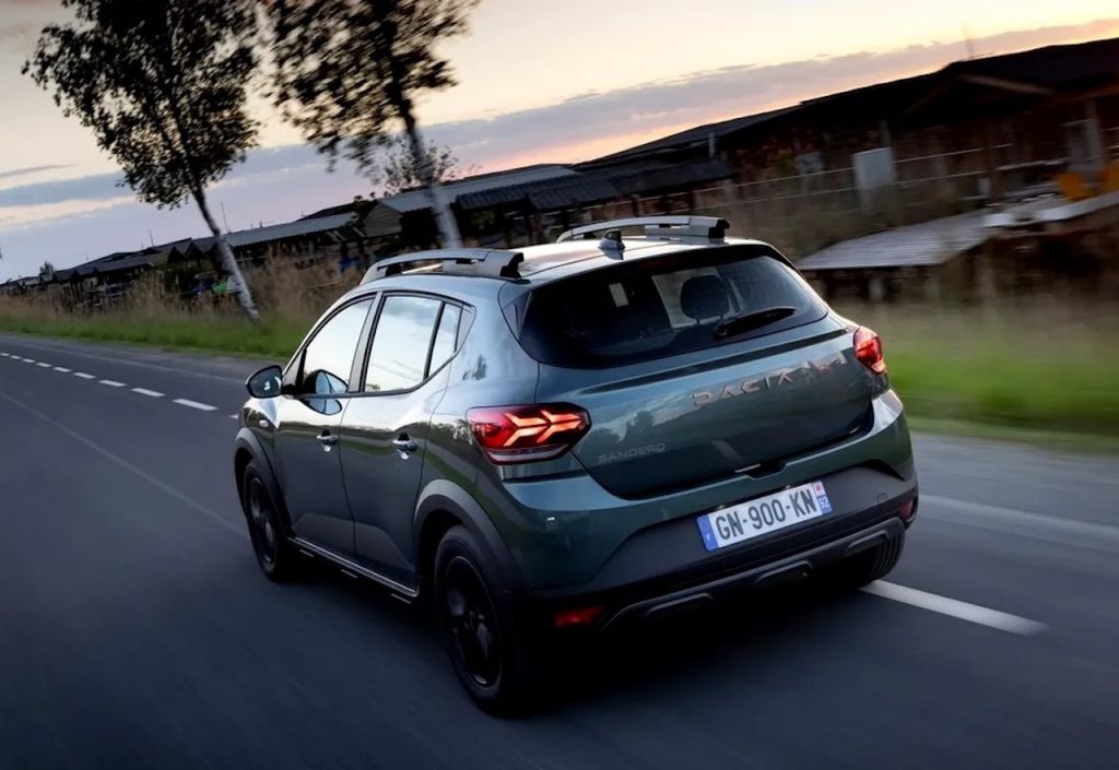 Cum îți distrug gropile mașina: sfaturi pentru a-ți proteja jantele și suspensia Gropile de pe drumurile românești sunt coșmarul oricărui șofer, dar impactul lor asupra mașinii poate fi diminuat prin măsuri simple