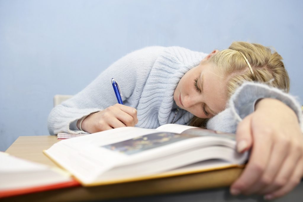 Ora de începere a școlii, la 9:00? Recomandarea medicilor din Franța pentru o mai bună performanță a elevilor O serie de studii realizate în Franța sugerează că ora de începere a cursurilor pentru elevi de gimnaziu și liceu ar trebui mutată la ora 9:00, pentru a îmbunătăți performanța școlară, sănătatea mintală și starea generală de bine a adolescenților