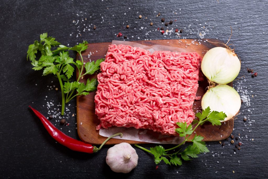 Avertisment de la un măcelar: De ce ar trebui să eviți carnea tocată preambalată Un măcelar avertizează consumatorii să fie precauți în privința cărnii tocate preambalate, atrăgând atenția asupra unor aspecte legate de calitatea și compoziția acestui produs