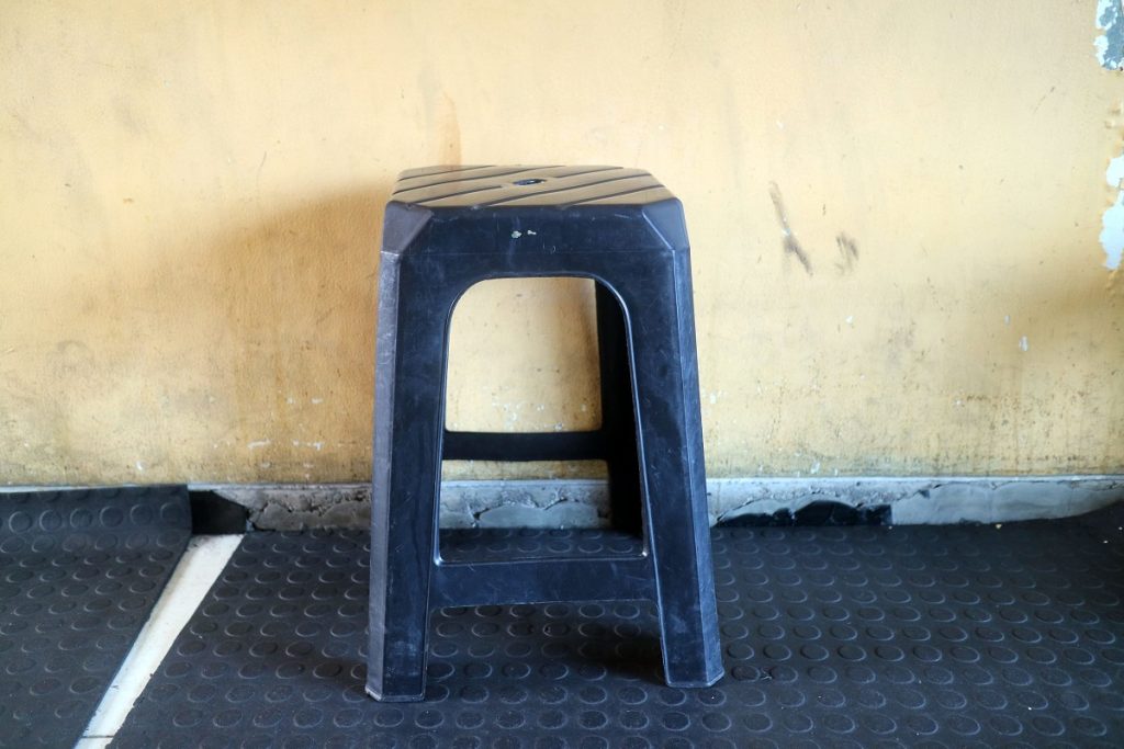De ce au taburetele o gaură: Explicația utilității practice