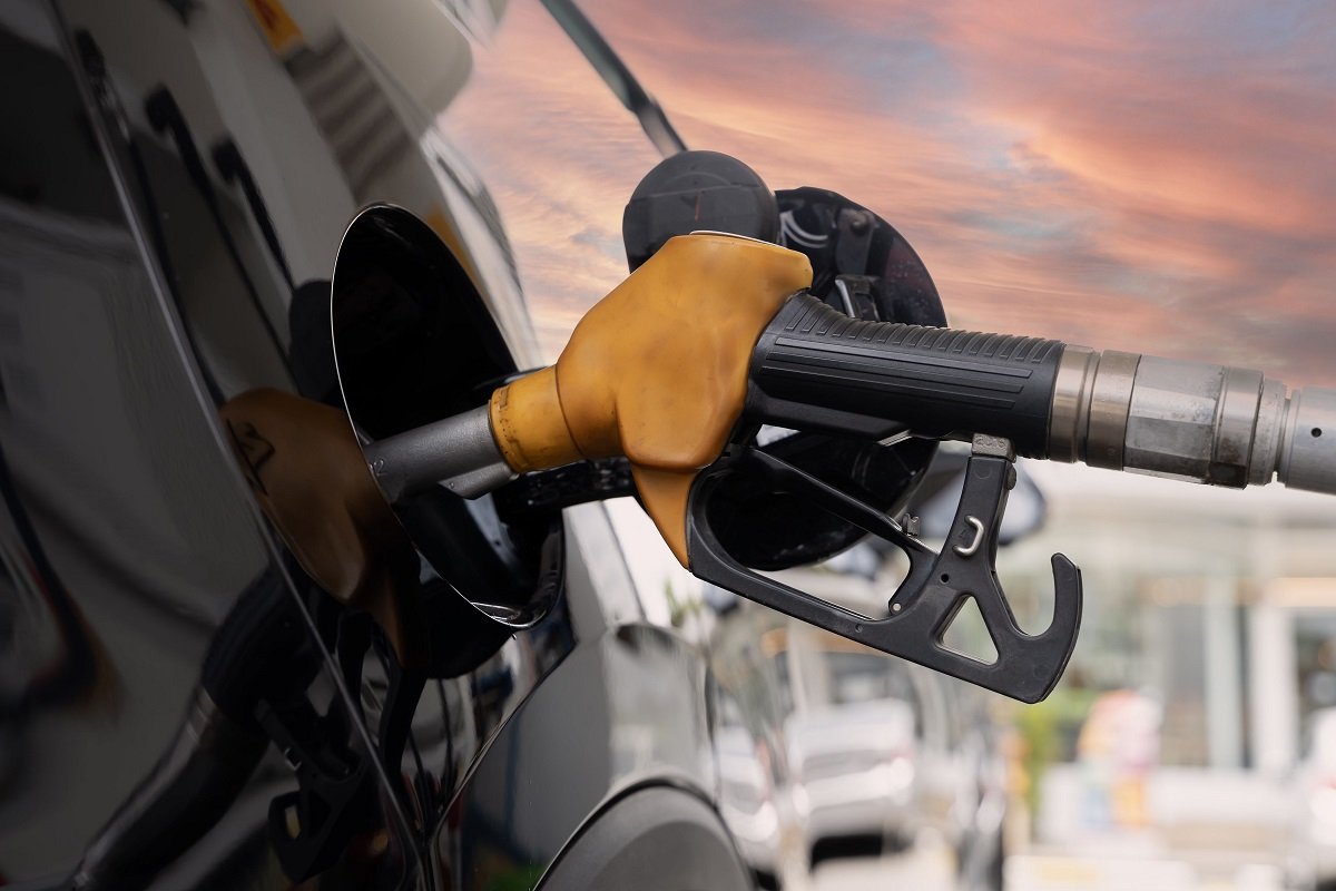 Benzina a depășit pragul de 8 lei pe litru în România, prețurile fiind în continuă creștere Șoferii din România se confruntă cu noi scumpiri la carburanți, benzina fiind vândută la stațiile de alimentare la prețuri care depășesc pragul de 8 lei pe litru