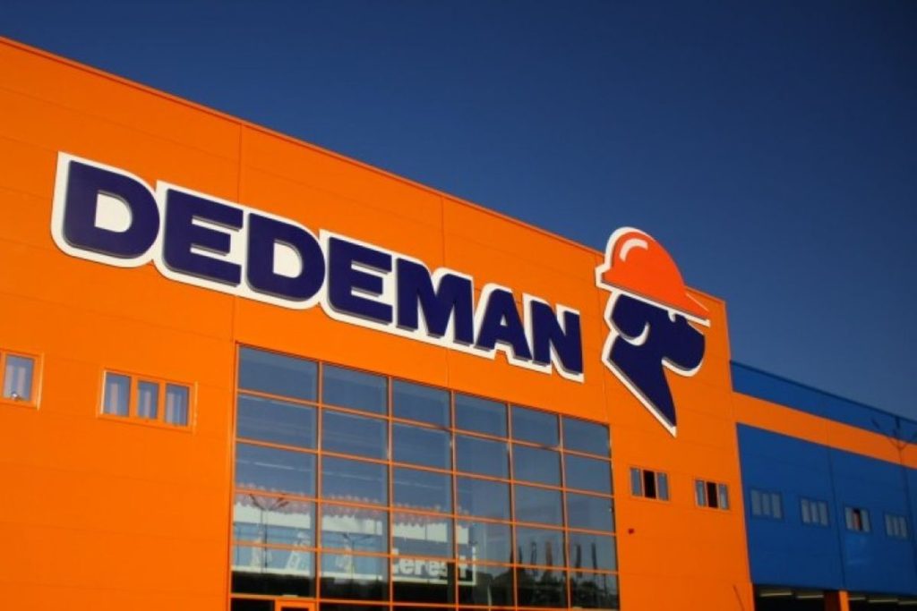 Dedeman preia Navaria Ceramics: Retailerul de bricolaj își extinde producția de plăci ceramice Retailerul român Dedeman, lider pe piața materialelor de construcții și a produselor pentru amenajări interioare, face un pas important în strategia sa de extindere prin fuziunea cu Navaria Ceramics, producător de plăci ceramice din Bulgaria