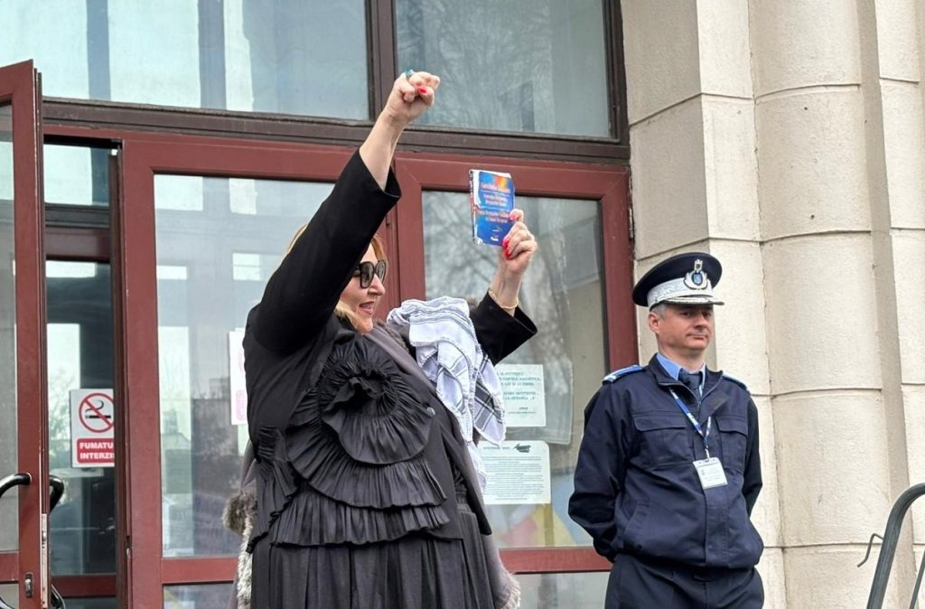 Diana Șoșoacă, europarlamentar, a fost prezentă, luni dimineață, la Parchetul General