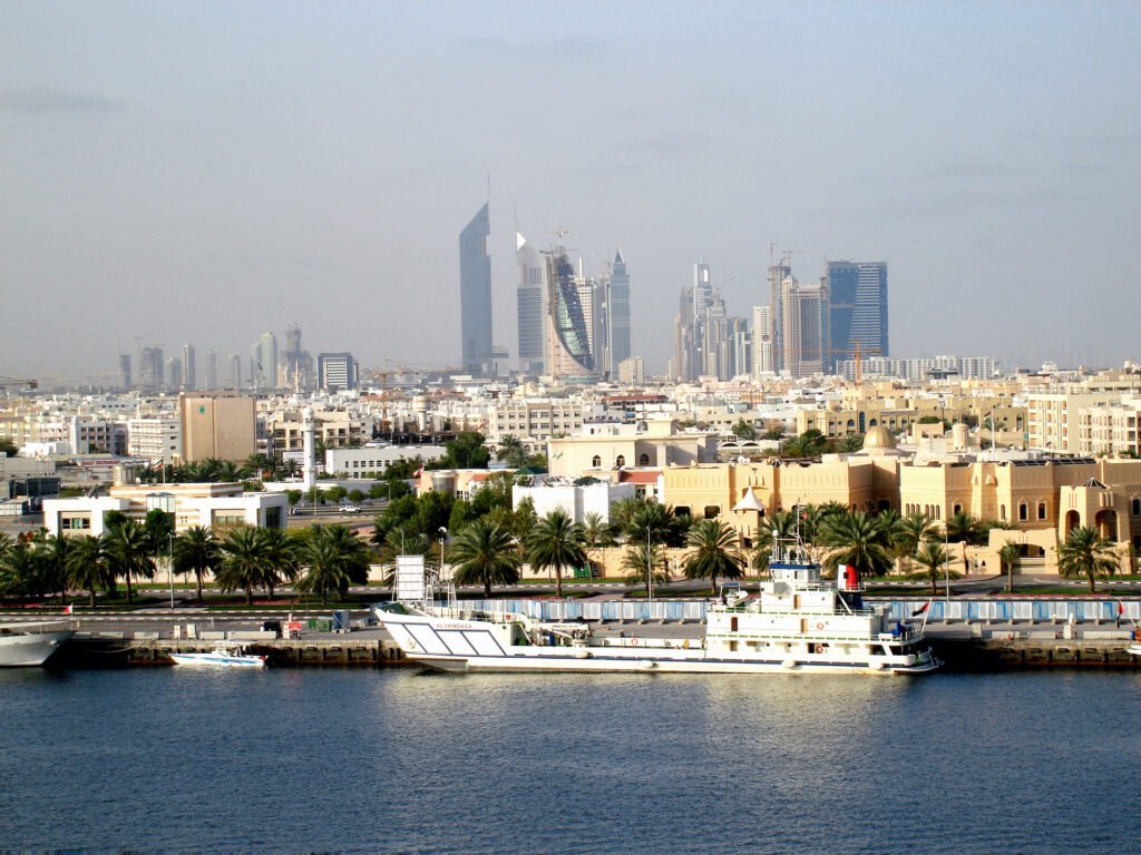 Românii din Dubai, mobilizați pe rețelele sociale după atacurile din Orientul Mijlociu Comunitatea românilor din Emiratele Arabe Unite s-a mobilizat pe rețelele sociale, începând de ieri, în urma atacurilor lansate de Iran în contextul conflictului din Orientul Mijlociu