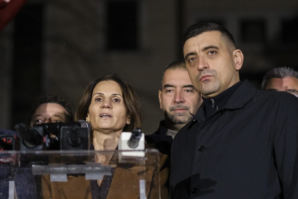 AUR se opune amplasării avioanelor americane în România, Simion comentează la Realitatea TV Partidul Alianța pentru Unirea Românilor (AUR) a votat împotriva aprobării cererii Statelor Unite ale Americii privind staționarea în România a avioanelor americane de realimentare și a echipamentelor de comunicații satelitare