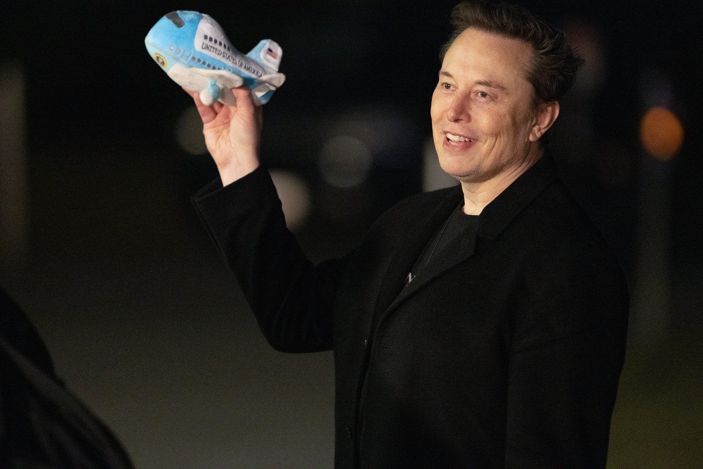 Elon Musk rămâne cel mai bogat om din lume, conform Forbes Omul de afaceri Elon Musk, cunoscut pentru rolul său de acționar majoritar la companii precum Tesla, SpaceX, rețeaua socială X (fosta Twitter) și firma de inteligență artificială xAI, este în continuare în fruntea listei celor mai bogați oameni din lume, publicată marți de revista Forbes