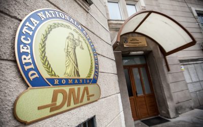 Doi funcționari cu funcții de conducere din cadrul Direcției Generale Regionale a Finanțelor Publice București (D.G.R.F.P