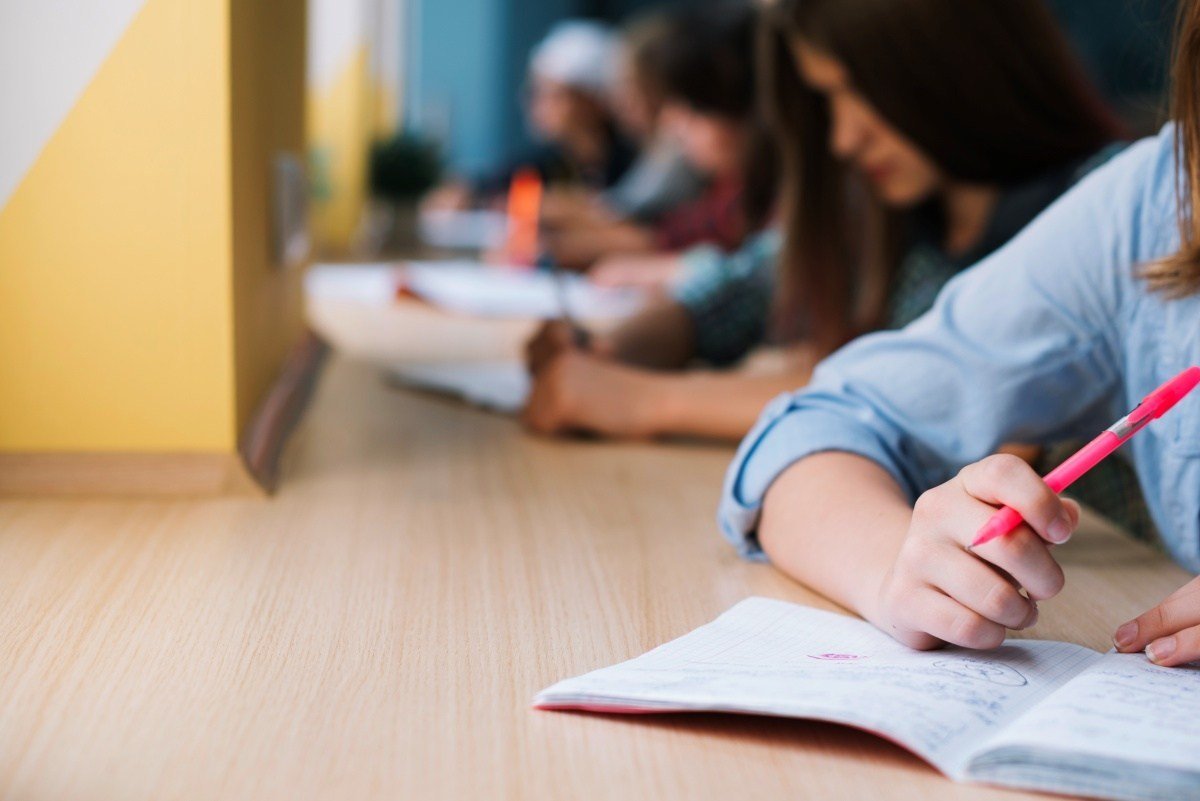Simulările examenelor naționale, în pericol din cauza protestelor profesorilor Simulările examenelor naționale riscă să fie “serios perturbate”, conform unei declarații făcute marți de reprezentanții Federației Sindicatelor Libere din Învățământ (FSLI) și Federației Sindicatelor din Educație “Spiru Haret”