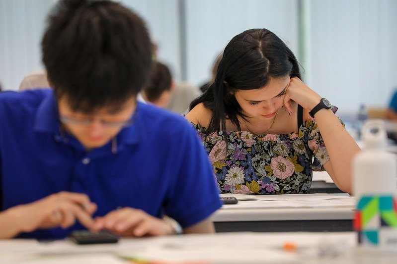 Evaluarea digitalizată: Schimbări majore la examenele naționale Începând cu anul 2024, sistemul de evaluare a examenelor naționale din România trece printr-o transformare majoră, adoptând un proces complet digitalizat