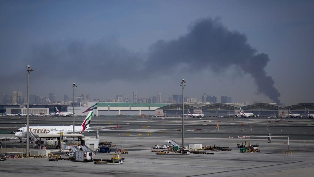 Explozie și suspiciuni la Dubai: Aeroportul internațional, închis temporar după interceptarea unei drone Operațiunile pe Aeroportul Internațional din Dubai (DXB) au fost suspendate temporar, sâmbătă, după ce o posibilă amenințare aeriană a fost interceptată deasupra spațiului aerian