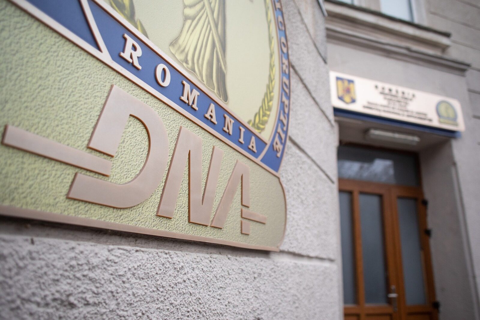 Doi directori de la Finanțele București, plasați sub control judiciar de DNA București – Doi directori din cadrul Direcției Generale Regionale a Finanțelor Publice București (DGRFP) au fost plasați sub control judiciar de procurorii Direcției Naționale Anticorupție (DNA), pentru o perioadă de 60 de zile