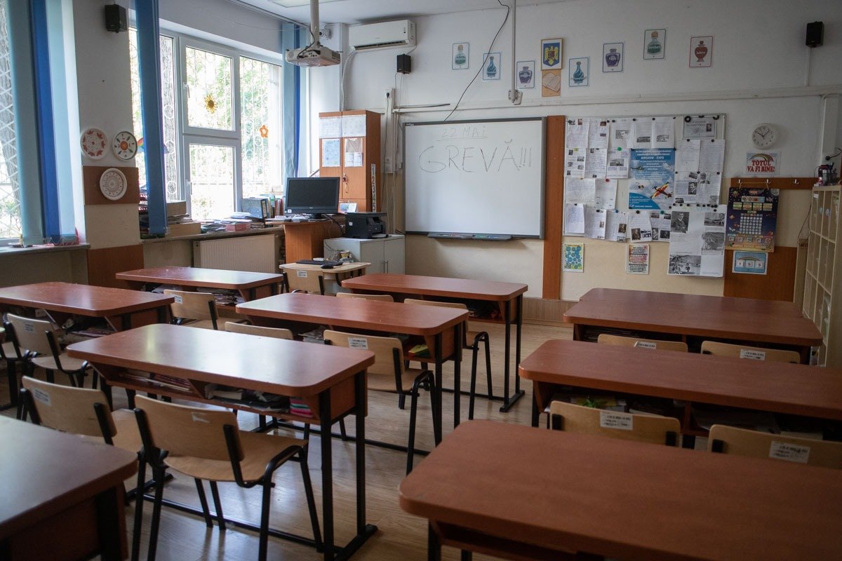 Prefectul de Vaslui acuză sindicatele de presiuni asupra profesorilor privind simulările examenelor Eduard Popica, prefectul județului Vaslui, a adus în discuție, miercuri, în cadrul ședinței Colegiului Prefectural, acuzații grave la adresa unor reprezentanți ai sindicatelor din educație