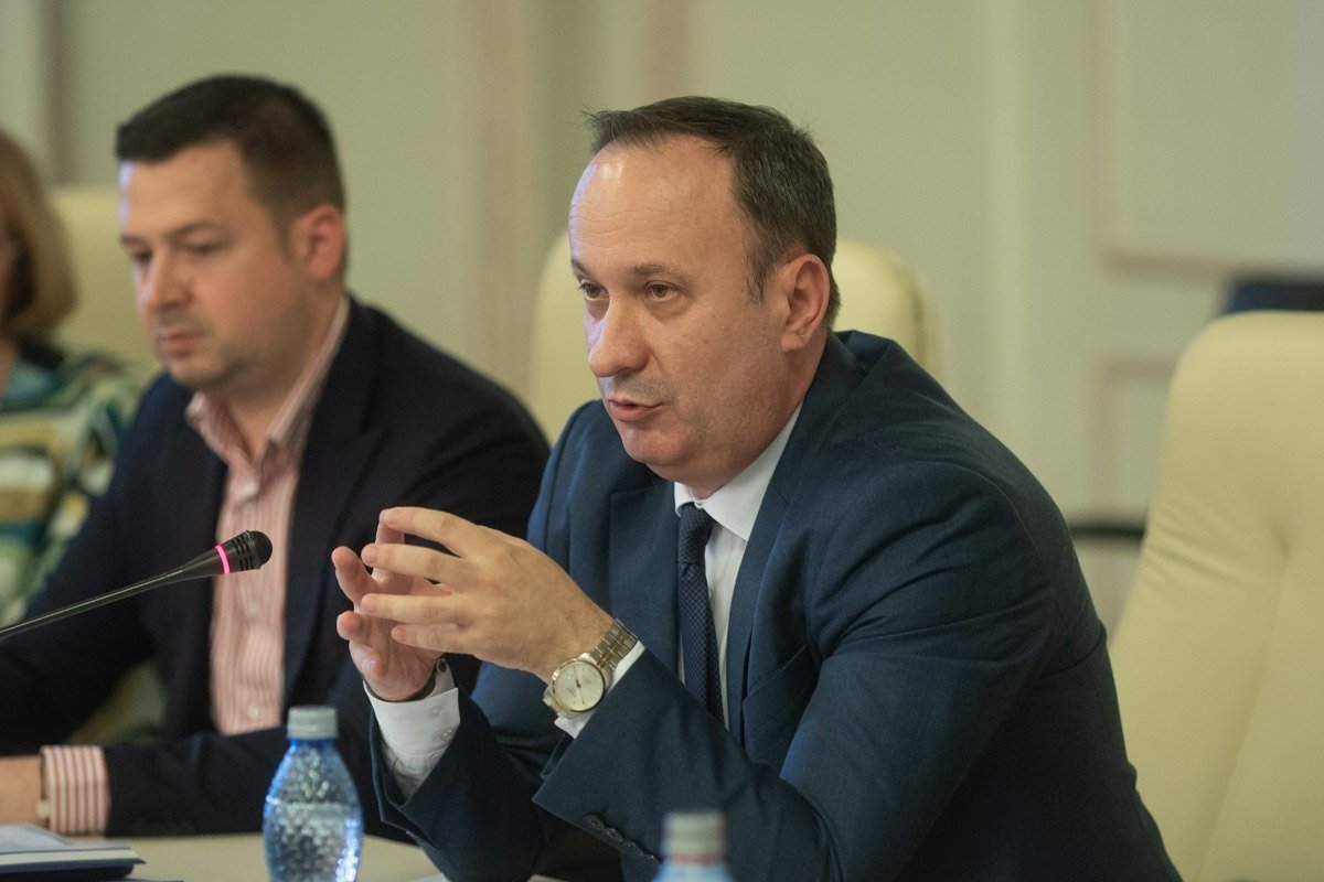 Scandal la Palatul Parlamentului: Raluca Turcan cere scuze pentru un gest considerat inacceptabil Un incident petrecut în cadrul unei ședințe parlamentare a stârnit reacții vehemente